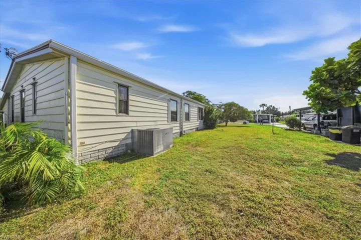 View of grassy yard