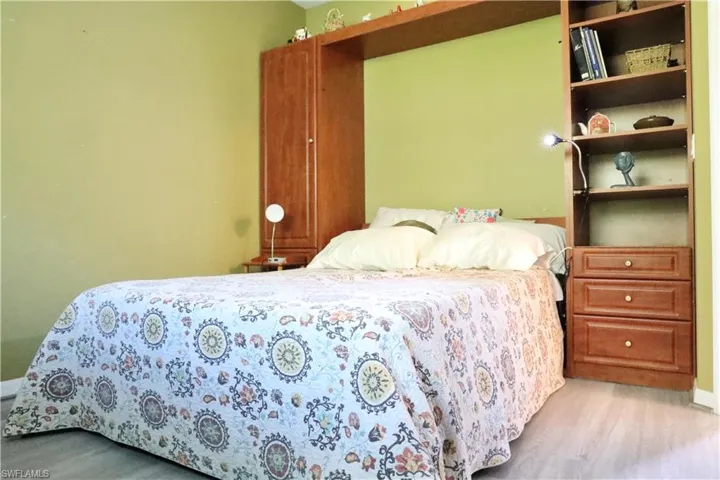Murphy-bed in Den for that extra guest
