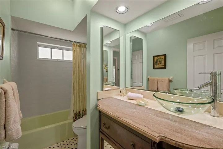 Master_bedroom_bath_with_tub