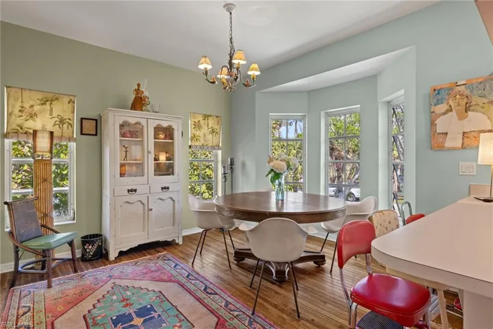 Bright_and_spacious_dining_room