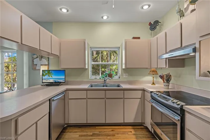 Kitchen_with_hardwood_flooring