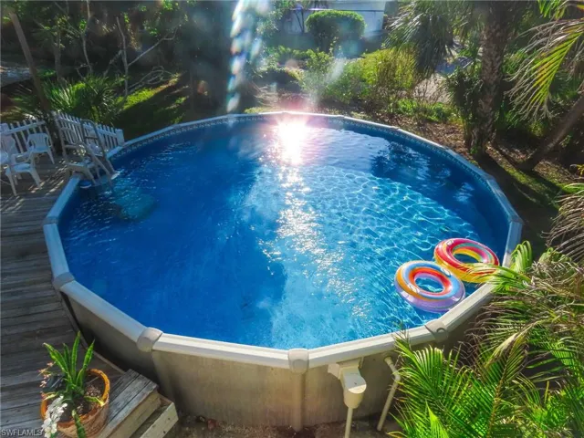 Raised_pool_and_large_deck_area