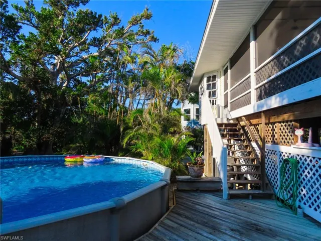 Stairway_down_to_the_pool