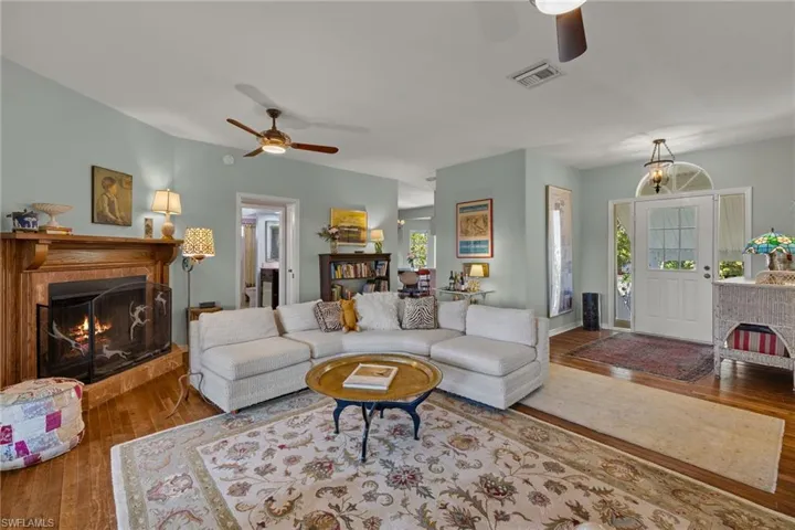 Looking_toward_the_front_door