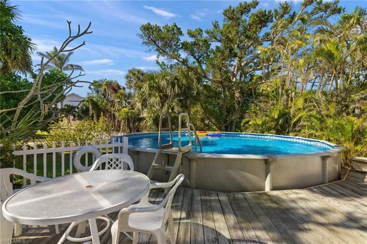 Large_pool_deck_facing_west