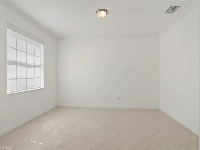 Large den , could be bedoom