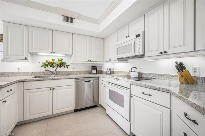 4551 Gulf Shore Blvd N # 605, Naples, Florida 34103