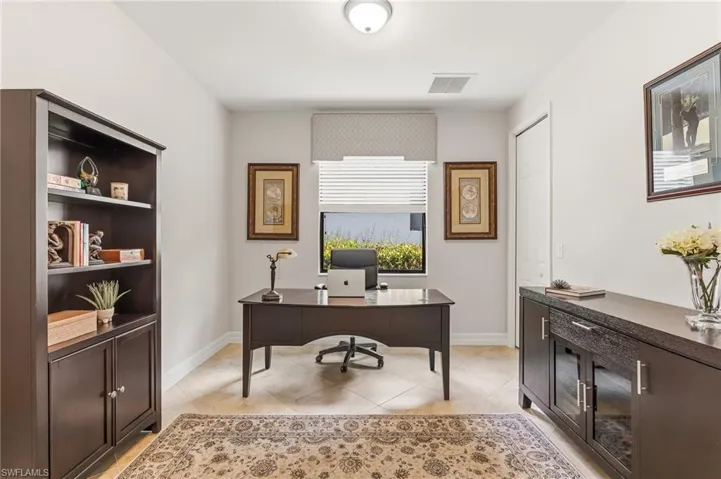 4th bedroom or den w/walk-in closet