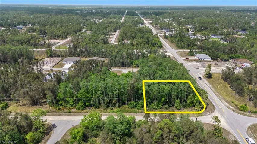 Birds eye view of property featuring a wooded view