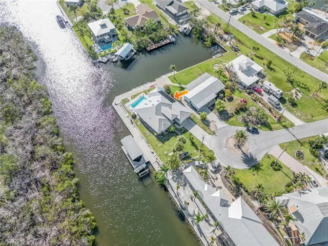 Great boating, kayaking, paddle boarding, etc. from this prime location.