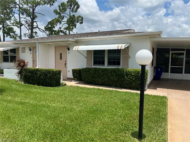 View of front facade featuring a front yard