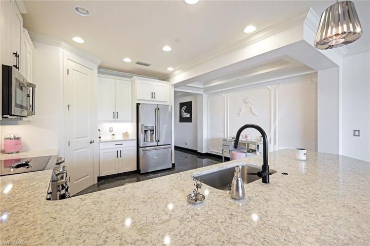 STUNNING KITCHEN