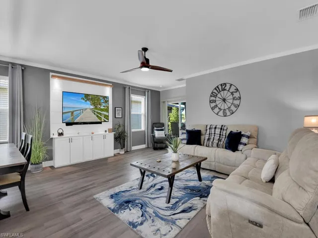 Dining area featuring crown molding, light wood-style floors, and a ceiling fan
