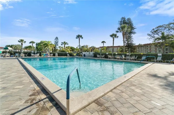 Community pool, perfect for enjoying the gorgeous FL weather!