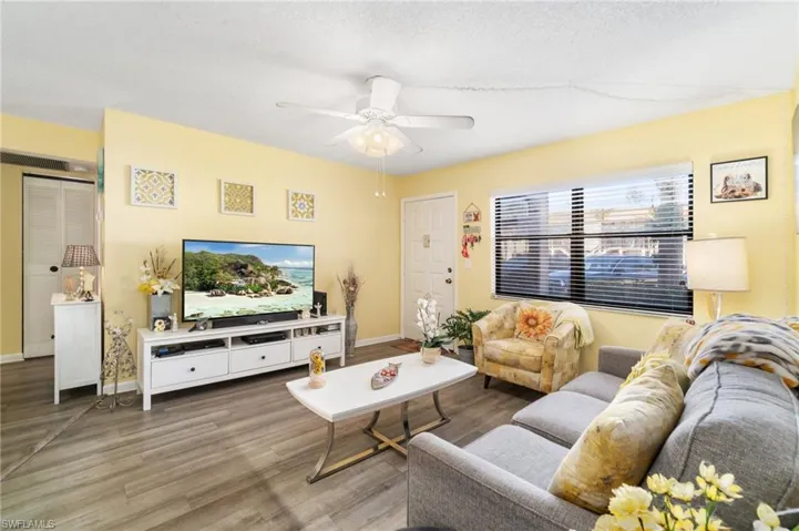 Absolutely darling 2bed/2bath condo in prime Naples location!