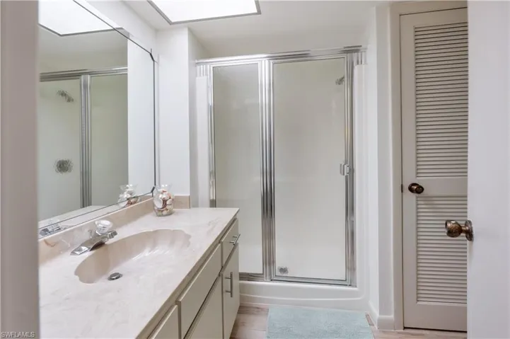 bath to 2nd bedroom