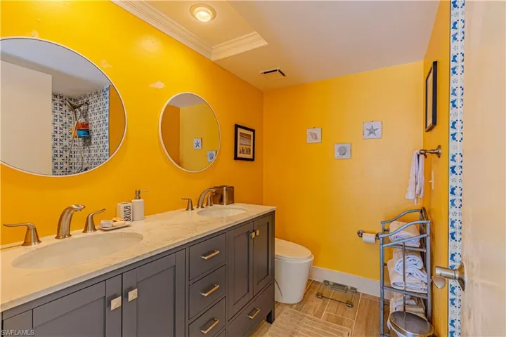 Bathroom with double vanity and crown molding