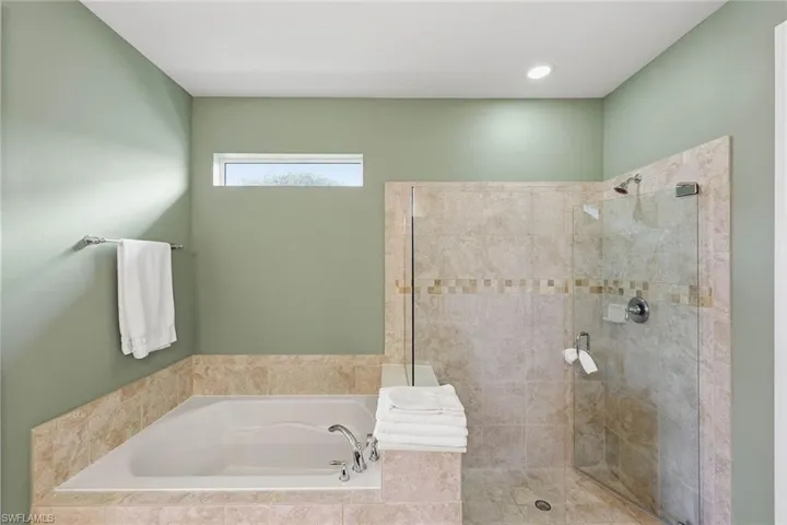 8562 Veronawalk Cir, Naples, Florida 34114