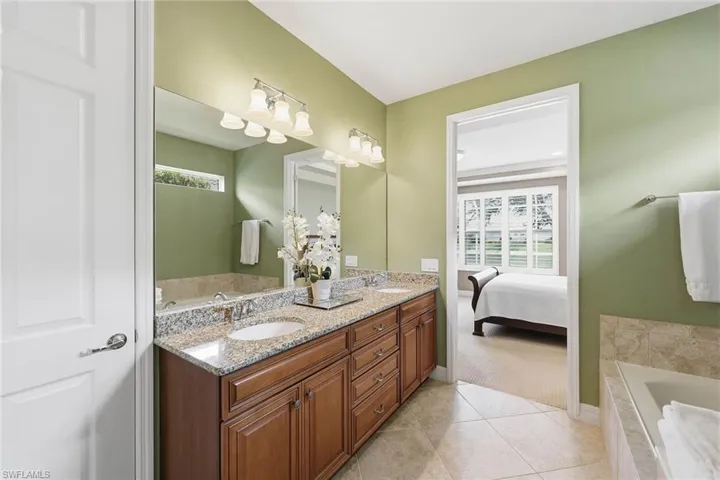 8562 Veronawalk Cir, Naples, Florida 34114