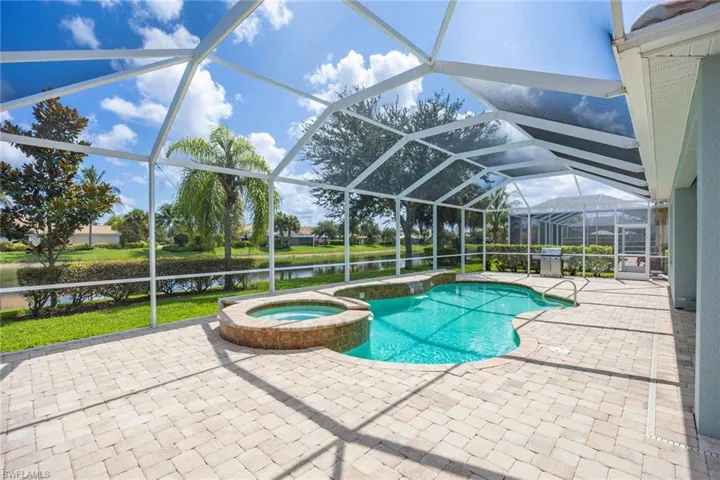 8562 Veronawalk Cir, Naples, Florida 34114