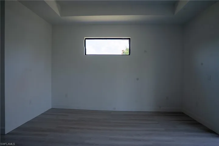 Recessed ceiling with an accent tray, featuring a single transom window