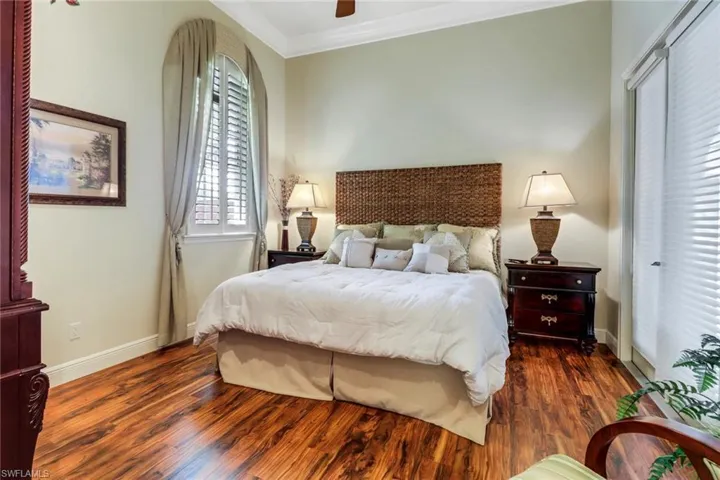 Guest bedroom with full en suite bath