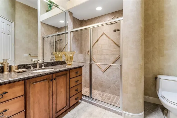 Full bath en suite in guest bedroom