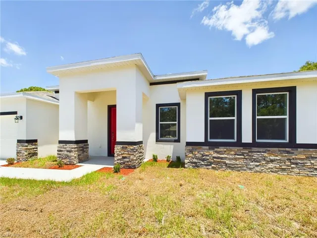 View of front facade featuring a front lawn