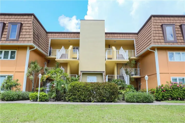 View of apartment building / complex