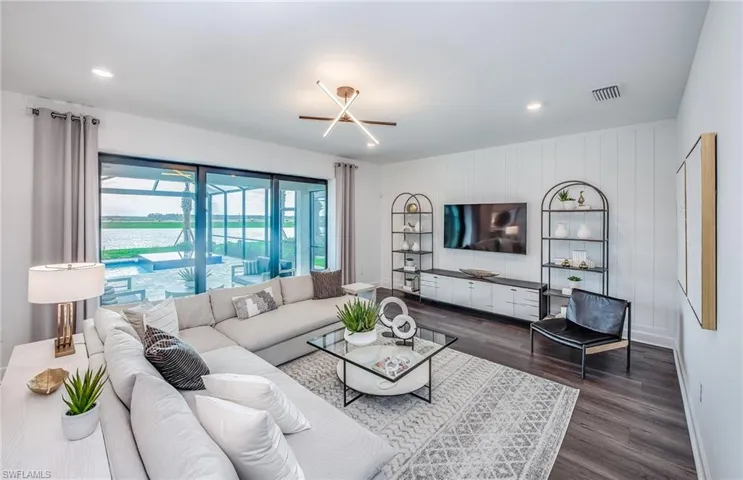 Interior photos are of a staged model home. Illustration purposes only. Options may vary.