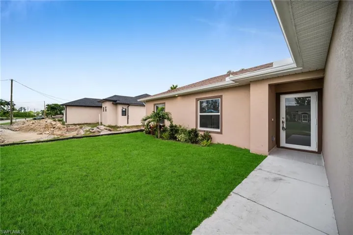View of grassy yard