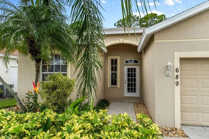 689 Crossfield Cir, Naples, Florida 34104