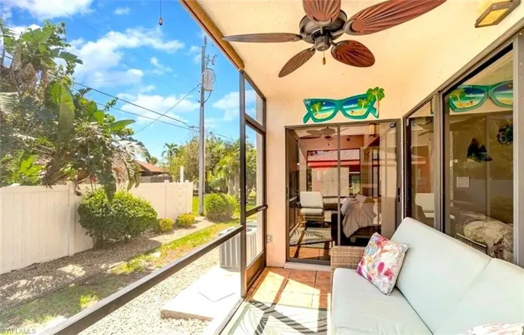 Sunroom / solarium with ceiling fan