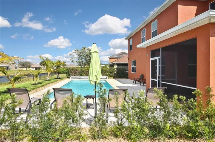Low-maintenance plantings around the cageless pool mean leaf-free swimming!
