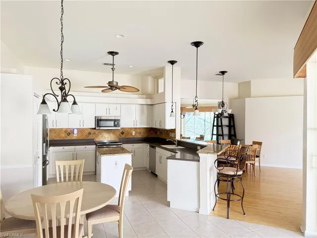 Eat in Kitchen with island bar room for 4 stools