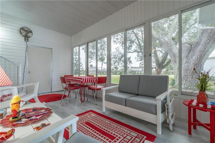 Lanai with partial view of back and side yard