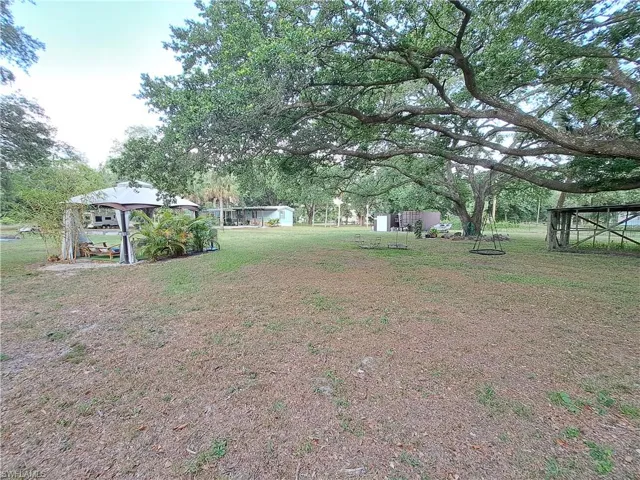 View of yard featuring an outdoor structure