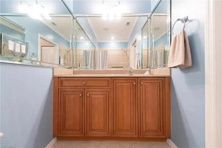 8165  Celeste  DR, Naples, FL 34113