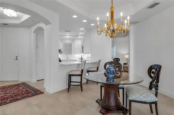 Breakfast Bar/Dining