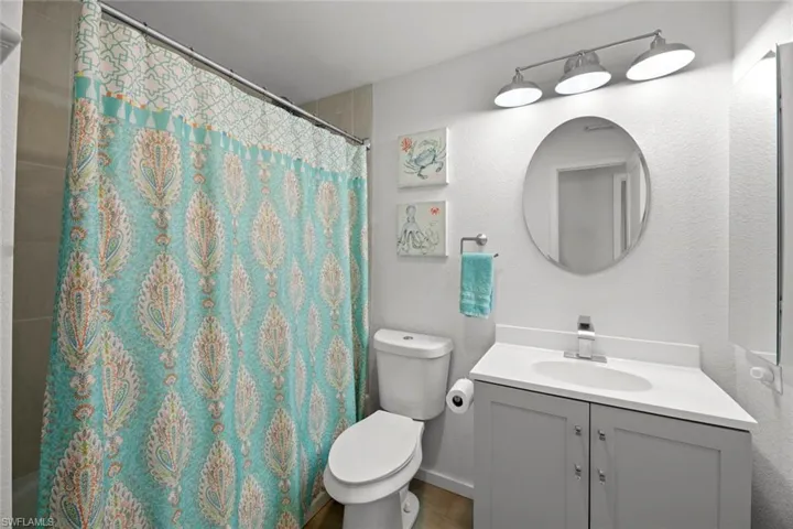 Guest Bathrom w tub/shower combo