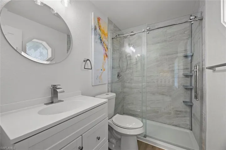Owners suite w/ en suite bathroom
