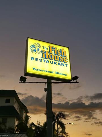 Dock your boat at nearby restaurants.