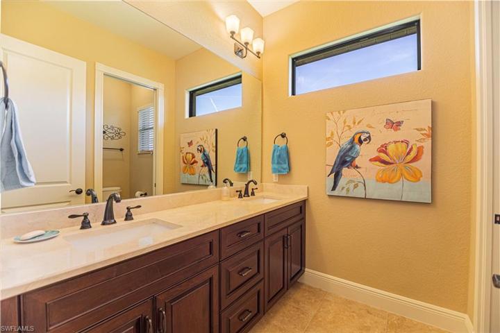 Guest bathroom 2 w/ combined tub/shower