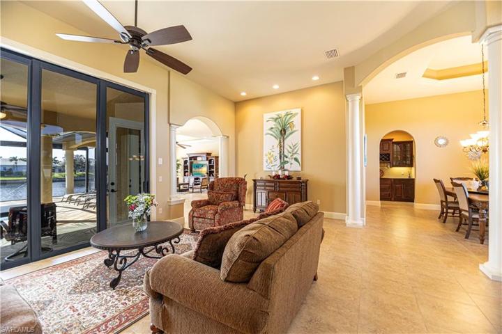 2nd living area overlooking the water