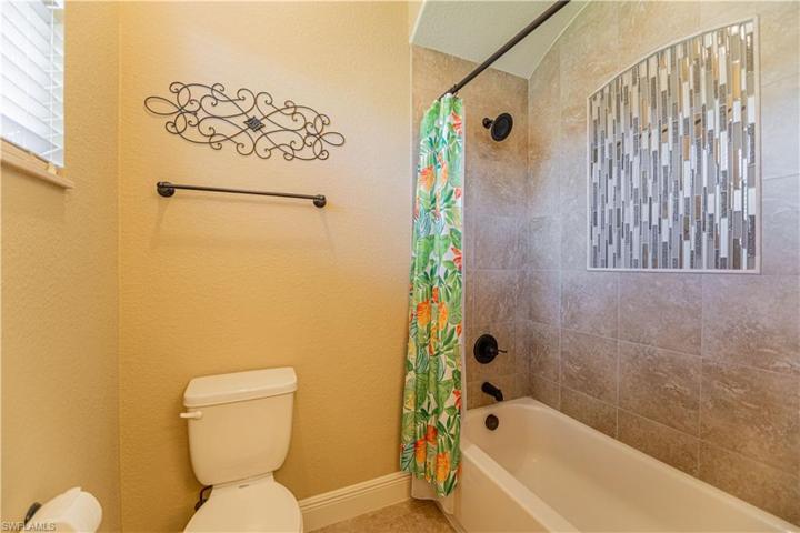 Guest bathroom 2 w/ combined tub/shower
