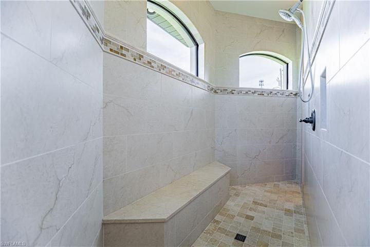 Roman shower w/ seat