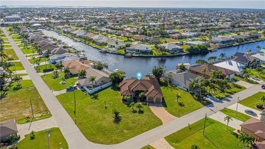 3009 SF gulf access pool + spa home on half acre lot, turn-key