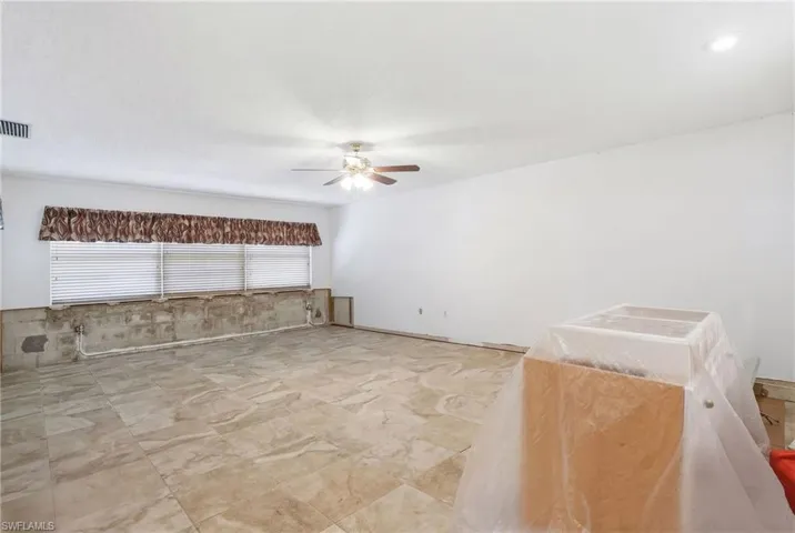 Empty room featuring ceiling fan