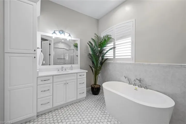 Updated master bath w/freestanding tub