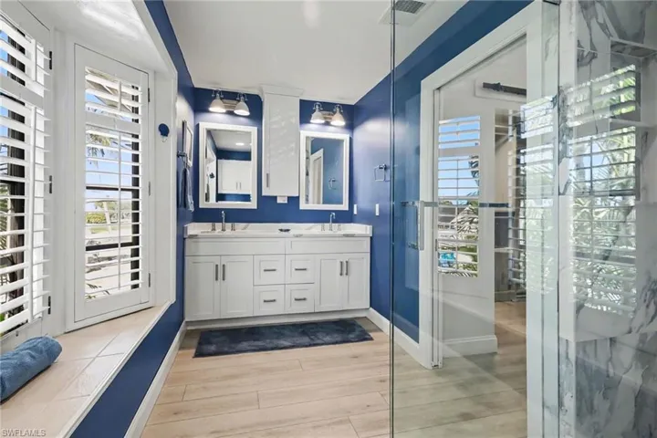 Dual Vanity Bath!
